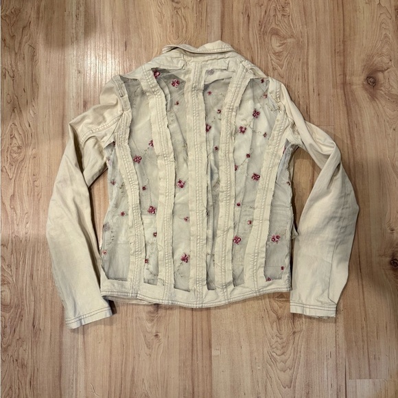 Upcycled tan jean jacket with floral lace size S - Picture 4 of 5